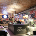 Intérieur d'un Cannabis Social Club à Barcelone avec un environnement moderne et accueillant pour la consommation collective de cannabis
