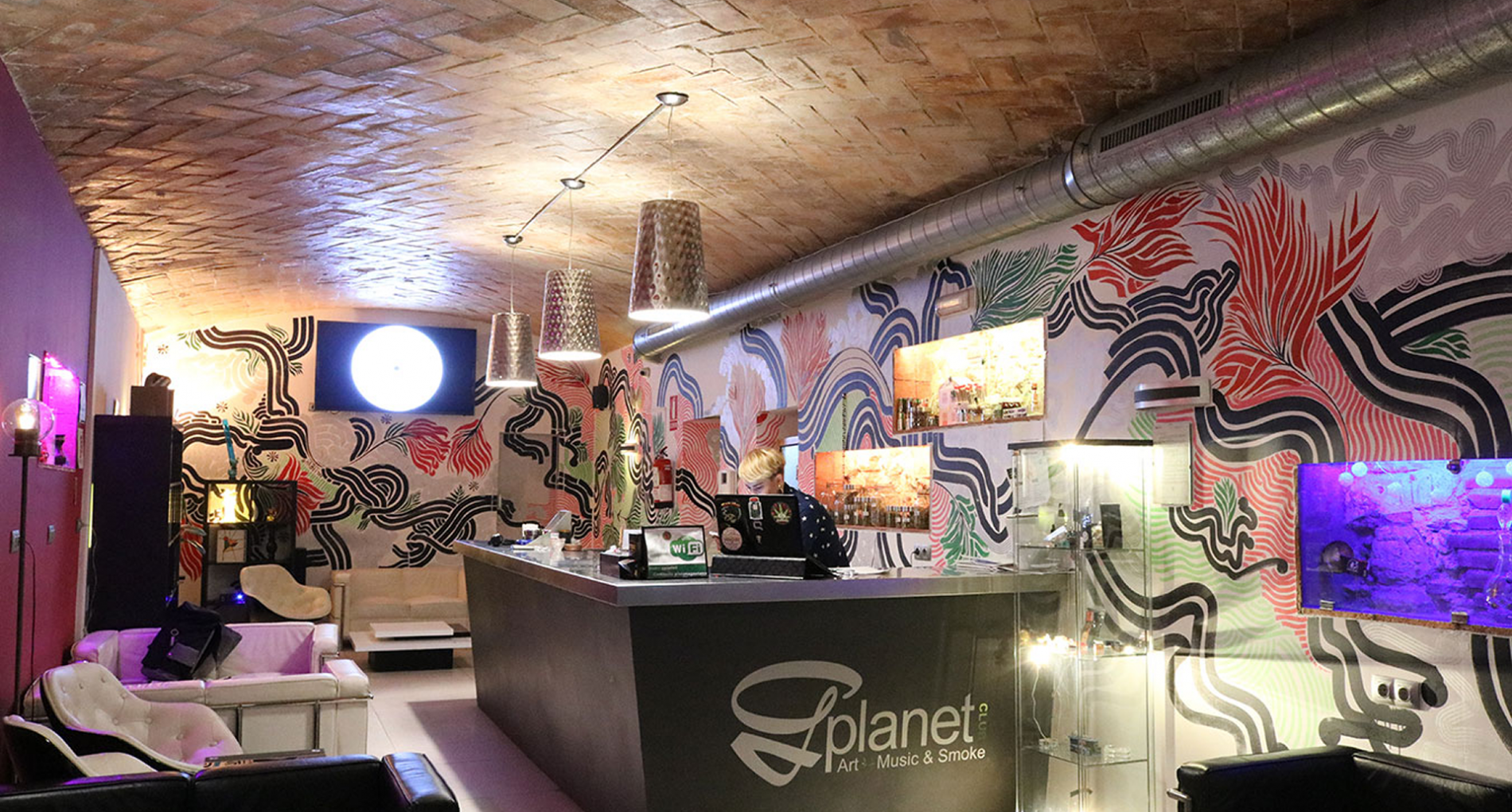 Intérieur d'un Cannabis Social Club à Barcelone avec un environnement moderne et accueillant pour la consommation collective de cannabis