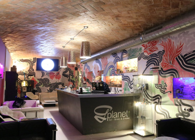 Intérieur d'un Cannabis Social Club à Barcelone avec un environnement moderne et accueillant pour la consommation collective de cannabis