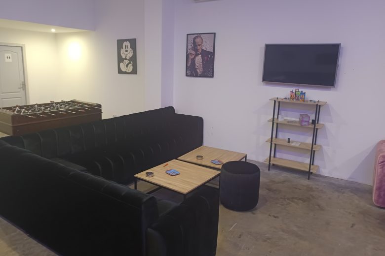 Lounge du Cannabis Social Club The Heaven Club à La Jonquera offrant une atmosphère cozy et relaxante